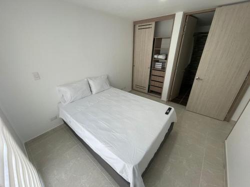 Uma cama ou camas num quarto em Apartamentos en Club Residencial