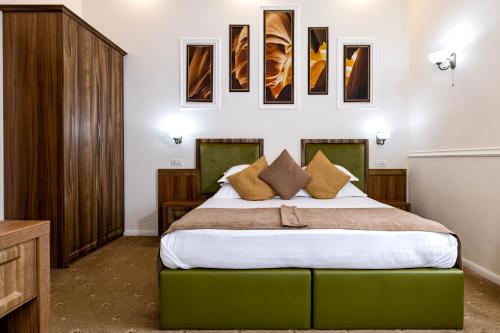 Кровать или кровати в номере La Strada Boutique Villa