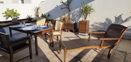 un patio avec une table, des chaises et des plantes dans l'établissement appartement avec terrasse tropézienne, à Fréjus