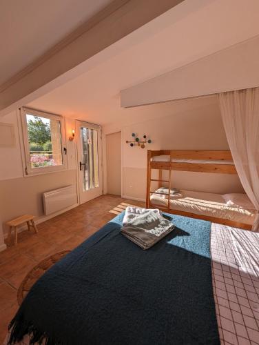 une chambre avec deux lits superposés et une fenêtre dans l'établissement La Bottellie - Gîtes & chambres d'hôtes entre Cévennes et Camargue, à Saint-Géniès-de-Malgoirès