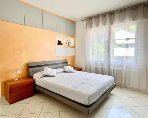 une chambre avec un grand lit et une fenêtre dans l'établissement Venice Travel Dream - apartment, à Mestre