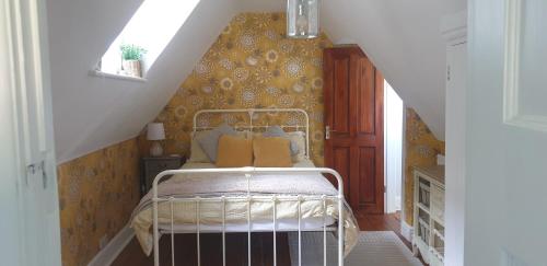 a bedroom with a bed with yellow pillows at Lovely 3 bed condo in Reigate