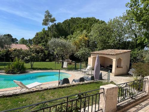 - une piscine avec un kiosque à côté d'une cour dans l'établissement Villa Jasmin, à Flayosc