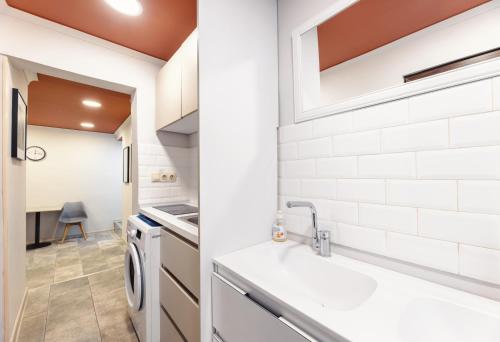 una cocina con fregadero y lavavajillas en Salve rooms2 tabidze, en Tiflis