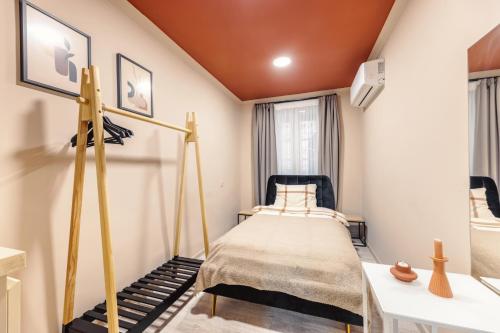 una habitación con dos camas en una habitación en Salve rooms2 tabidze, en Tiflis