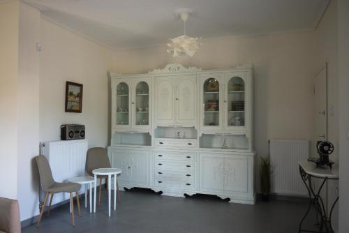 Nelli's Home near the airport, sea and port