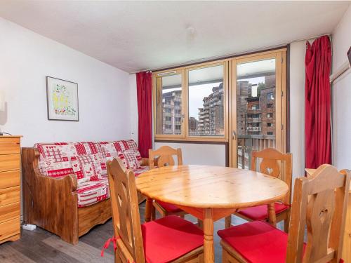 une salle à manger avec une table, des chaises et un canapé dans l'établissement Studio cabine pour 4 avec balcon et WIFI à Avoriaz - FR-1-314-293, à Morzine