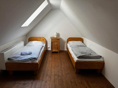 Postel nebo postele na pokoji v ubytování Roubenka Volský Důl