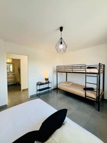 une chambre avec deux lits superposés dans une pièce dans l'établissement T3 cosy proche mer avec Parking, à Villeneuve-lès-Maguelone
