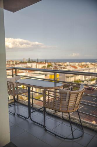a table and chairs on a balcony with a view at Paim Apartment in Ramalho