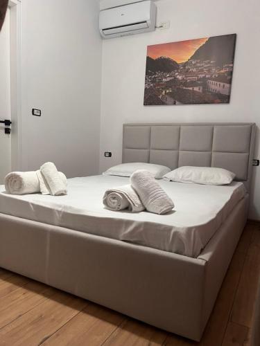 Bett in einem Zimmer mit zwei Kissen darauf in der Unterkunft Hotel Villa Edis in Berat