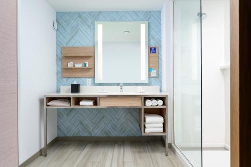 諾克斯維爾的住宿－佩帕爾希爾汽車旅館，一间带水槽和镜子的浴室
