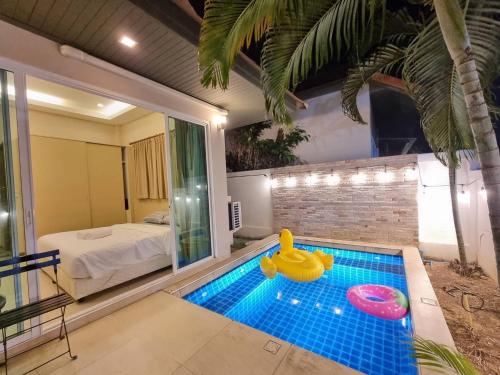 a swimming pool in the middle of a house at The Golfers in Jomtien Beach
