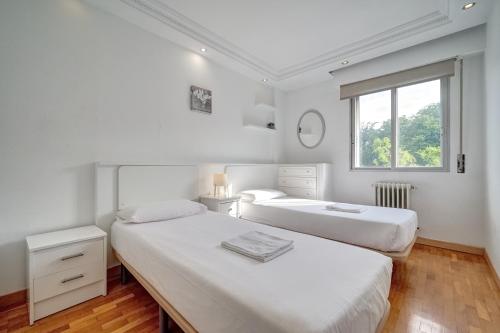 パンプローナにあるCamino Pamplona 3 by Clabaoの白い部屋 ベッド2台 窓付