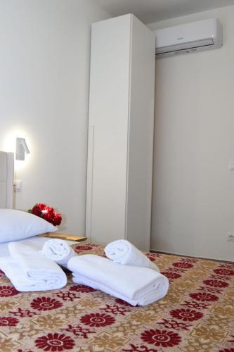 a bedroom with two beds with white towels on them at Ca Aisha Train Station Venice in Mestre