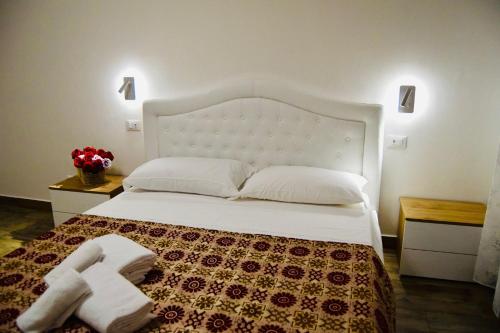 a bedroom with a bed with two towels on it at Ca Aisha Train Station Venice in Mestre