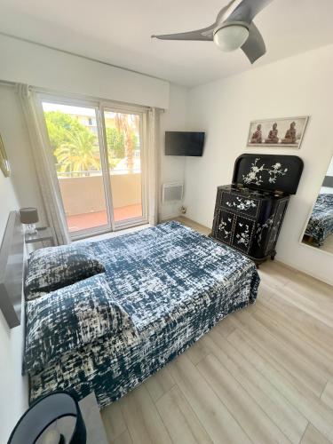 une chambre avec un lit et une fenêtre dans l'établissement Appartement 2 pièces Cavalaire sur Mer 60m2, à Cavalaire-sur-Mer