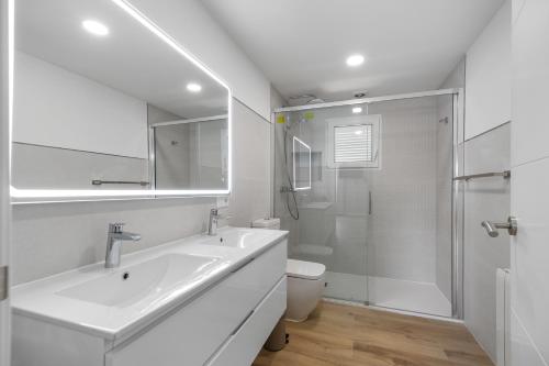 馬略卡島帕爾馬的住宿－VILLA Henry，白色的浴室设有水槽和淋浴。