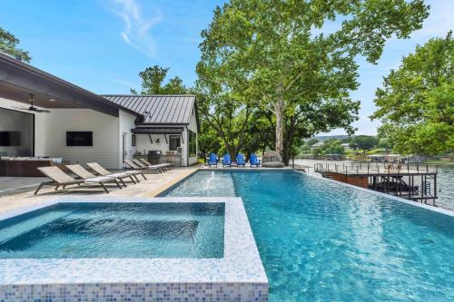 Πισίνα στο ή κοντά στο Palm Paradise on Lake LBJ with Concierge Services