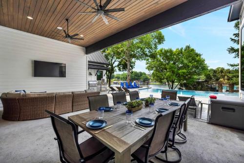 Πισίνα στο ή κοντά στο Palm Paradise on Lake LBJ with Concierge Services