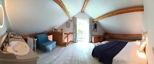 ein Bad mit einem Bett und einem Waschbecken in einem Zimmer in der Unterkunft Gite de Miavoye, calme nature chaleur vue tennis in Onhaye
