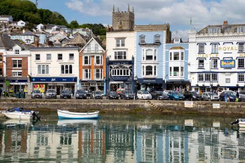una ciudad con barcos en el agua y edificios en Anchor Watch with Parking, en Dartmouth