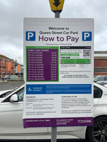 una señal de aparcamiento frente a un aparcamiento en Luxury Apartment, en Blackpool