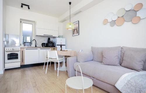 2 Bedroom Beach Front Apartment In Kastel Luksic