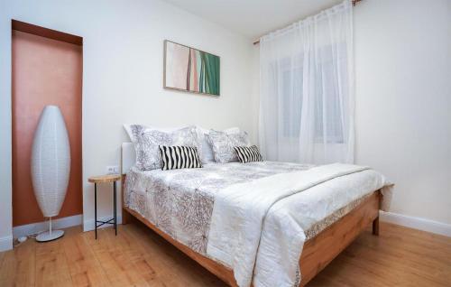 2 Bedroom Beach Front Apartment In Kastel Luksic