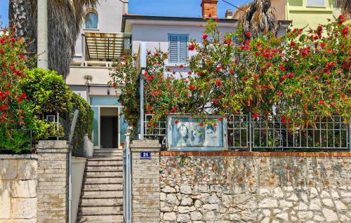 2 Bedroom Beach Front Apartment In Kastel Luksic