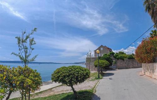 2 Bedroom Beach Front Apartment In Kastel Luksic