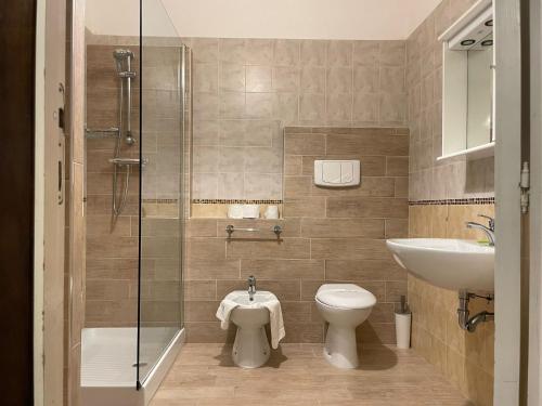 un bagno con doccia, WC e lavandino di VILLETTA 8 - Premium Villas a Giulianova