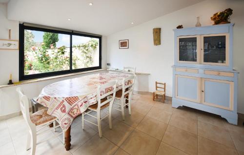une salle à manger avec une table et des chaises et une fenêtre dans l'établissement Stunning Home In Villes-Sur-Auzon, à Villes-sur-Auzon