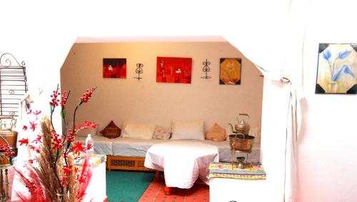 una camera con un letto in una casa giochi di BANANa HOSTEL a Tangeri