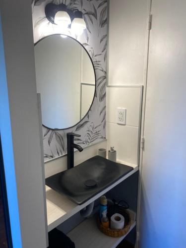 a bathroom with a sink and a mirror at G3 Inn apartments in Mendoza