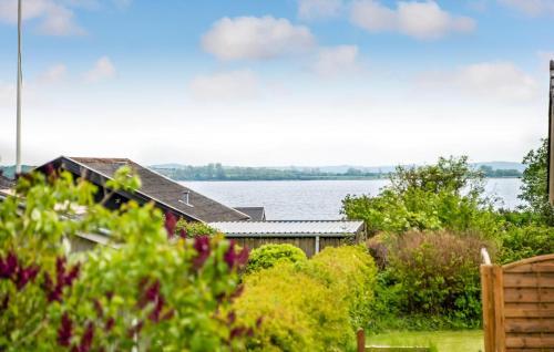 una casa con vista su un corpo d'acqua di 4 Bedroom Beautiful Home In Faaborg a Faaborg