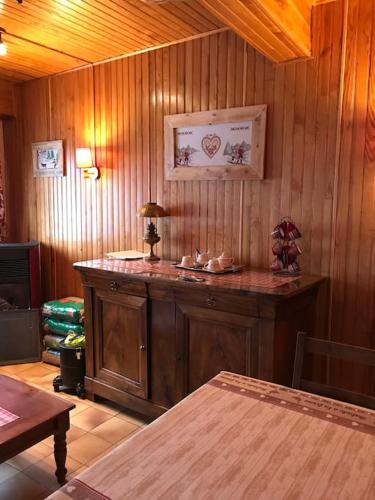 une pièce en bois avec un comptoir avec des chaussures dessus dans l'établissement Maison de montagne proche des Angles, à La Llagonne