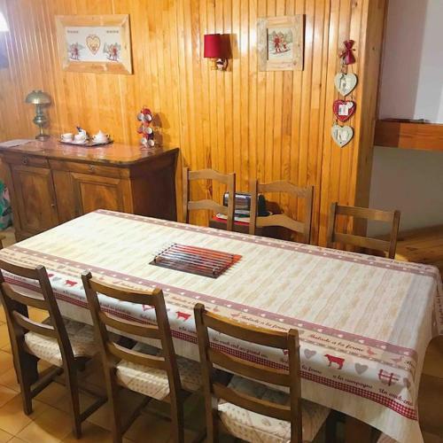 une salle à manger avec une table et quatre chaises dans l'établissement Maison de montagne proche des Angles, à La Llagonne