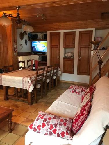 un salon avec une table et une salle à manger dans l'établissement Maison de montagne proche des Angles, à La Llagonne