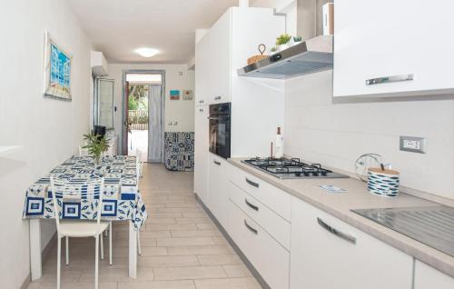 Dapur atau dapur kecil di Pet Friendly Home In Riva Dei Tarquini