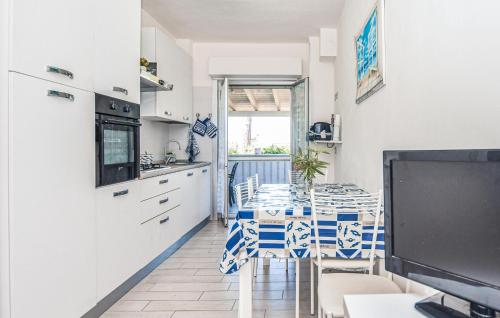 Dapur atau dapur kecil di Pet Friendly Home In Riva Dei Tarquini