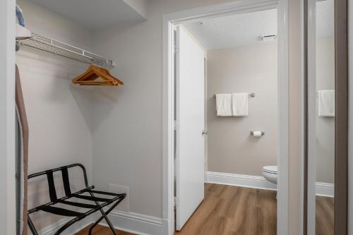 那不勒斯的住宿－那不勒斯中央公園酒店，白色的浴室设有卫生间和椅子。