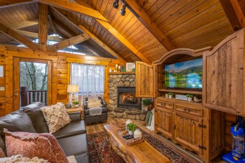Log Cabin, Hot Tub, Fireplace, Pool Table & Views! photo 14