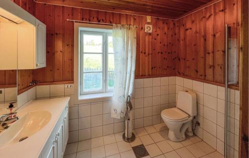Ένα μπάνιο στο 4 Bedroom Gorgeous Home In Ryfoss