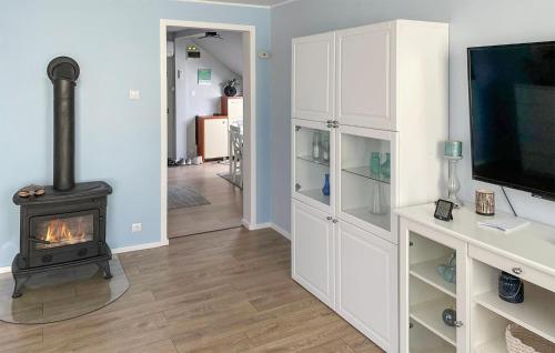 Televisyen dan/atau pusat hiburan di Lovely Apartment In Nowe Warpno
