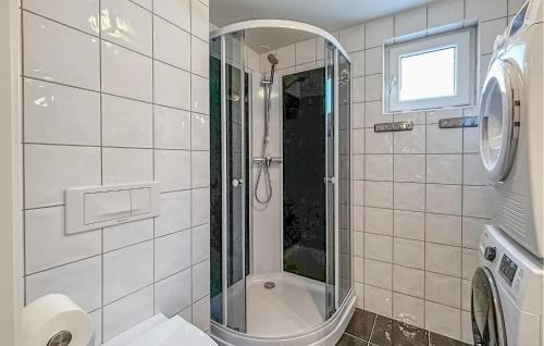 Ένα μπάνιο στο Stunning Apartment In Tjørhom With Wifi