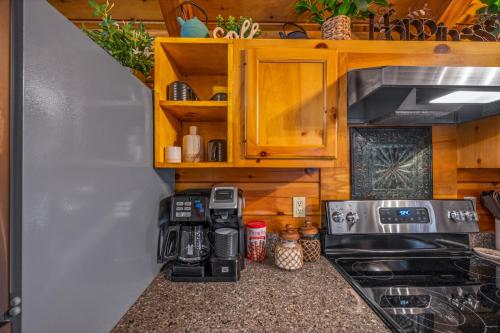 Log Cabin, Hot Tub, Fireplace, Pool Table & Views! photo 11