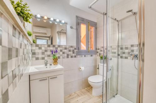 La salle de bains est pourvue d'un lavabo et d'une douche. dans l'établissement Ideal Property Mallorca - Marvi, à Alcúdia
