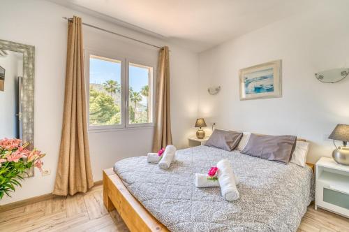 Schlafzimmer mit einem Bett und einem Fenster in der Unterkunft Ideal Property Mallorca - Marvi in Alcúdia