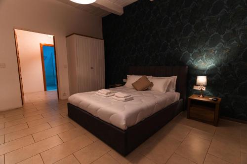 Postel nebo postele na pokoji v ubytování Suite 2 at Palazzo Seraphim Boutique living in St Julians